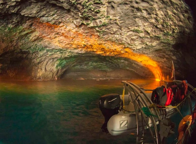  La grotte marine filtre la lumière 